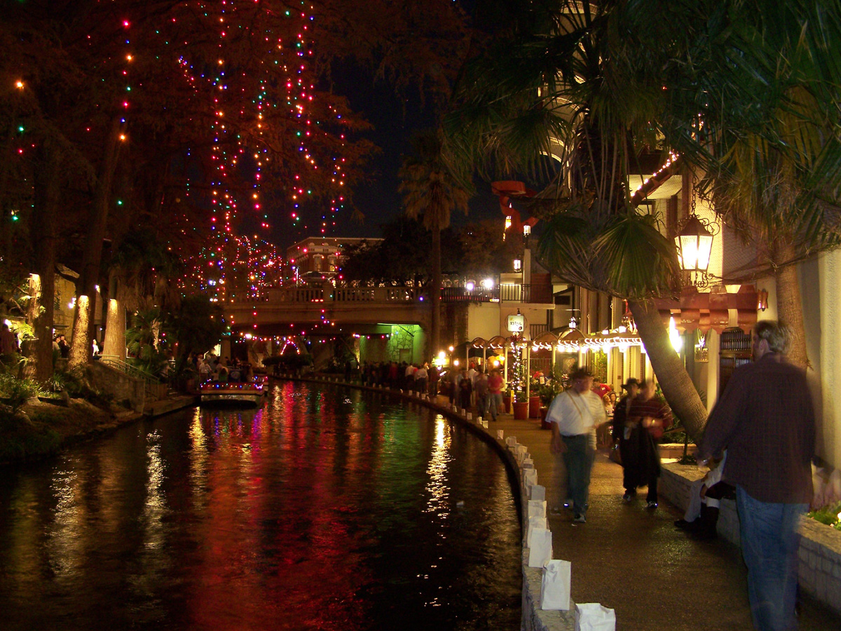 christmas lights along the san antonio riverwalk 